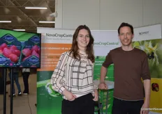 Sabine Robben en Maikel van de Ven van NovaCropControl doen plantsapanalyse voor Royal Berry
